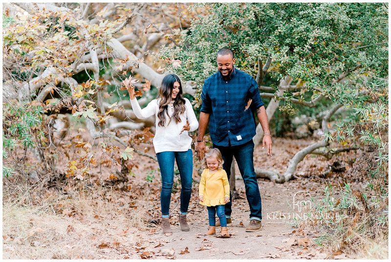 family playing with fall leaves San Diego Family Photographer | © Kristine Marie Photography | www.kristinemariephotography.com